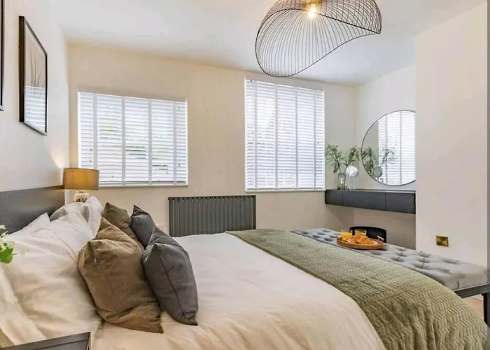 St Marg\'S Hideaway; Grade II Listed Luxury Apartment In The Heart Of Cheltenham - Gateway To The Cotswolds! Sleeps 4 - Outdoor Seating And Free Private Parking!