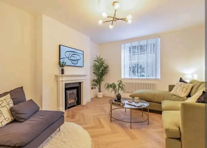 St Marg\'S Hideaway; Grade II Listed Luxury Apartment In The Heart Of Cheltenham - Gateway To The Cotswolds! Sleeps 4 - Outdoor Seating And Free Private Parking!